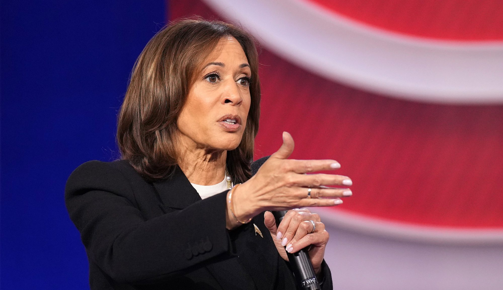 Kamala Harris’ First Book Tour Appearance Disrupted by Gaza Protesters - The Hollywood Reporter